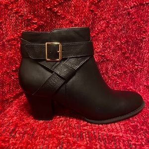 Vionic NWOT ankle boots, Size 9